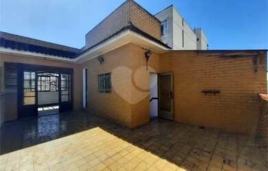 Imagem: A casa possui 4 Dormitórios, 5 Banheiros, 1 Vaga na garagem