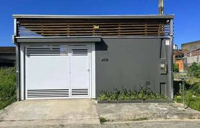 Imagem: A casa possui 2 Dormitórios, 1 Banheiro, 1 Vaga na garagem