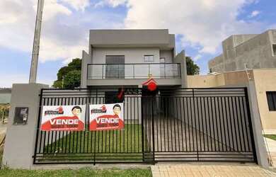 Imagem: A casa possui 3 Dormitórios, 3 Banheiros, 2 Vagas na garagem