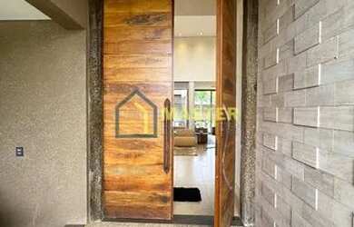 Imagem: A casa possui 4 Dormitórios, 5 Banheiros, 4 Vagas na garagem