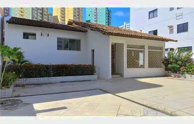 Imagem: A casa possui 3 Dormitórios, 5 Banheiros, 4 Vagas na garagem