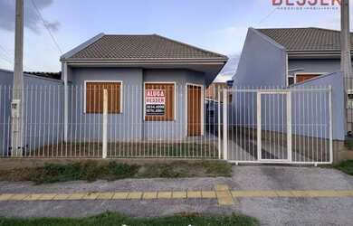 Imagem: A casa possui 2 Dormitórios, 1 Banheiro, 2 Vagas na garagem