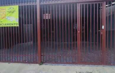 Imagem: A casa possui 2 Dormitórios, 1 Banheiro, 2 Vagas na garagem