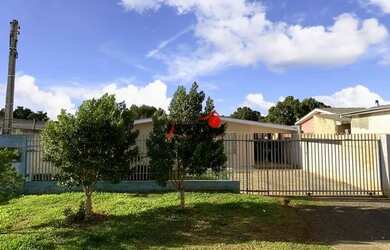 Imagem: A casa possui 5 Dormitórios, 2 Banheiros, 3 Vagas na garagem