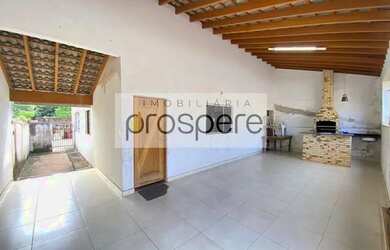 Imagem: A casa possui 2 Dormitórios, 1 Banheiro, 2 Vagas na garagem