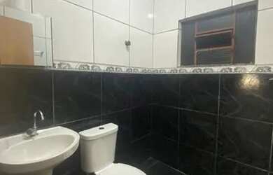 Imagem: A casa possui 3 Dormitórios, 1 Banheiro, 2 Vagas na garagem