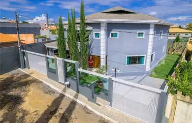 Imagem: A casa em condomínio possui 4 Dormitórios, 3 Banheiros, 5