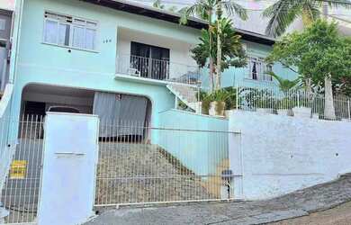 Imagem: A casa possui 3 Dormitórios, 1 Banheiro, 1 Vaga na garagem