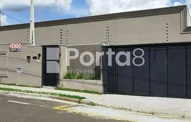 Imagem: A casa possui 4 Dormitórios, 3 Banheiros, 2 Vagas na garagem