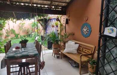 Imagem: A casa possui 3 Dormitórios, 2 Banheiros, 2 Vagas na garagem