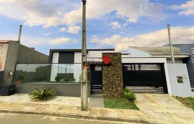 Imagem: A casa possui 2 Dormitórios, 2 Banheiros, 2 Vagas na garagem