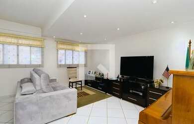 Imagem: A casa possui 3 Dormitórios, 3 Banheiros, 5 Vagas na garagem