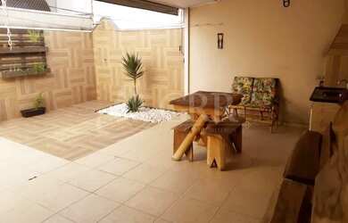 Imagem: A casa possui 3 Dormitórios, 2 Banheiros, 2 Vagas na garagem