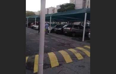 Imagem: O apartamento possui 2 Dormitórios, 1 Banheiro, 1 Vaga na garagem