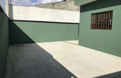 Imagem: A casa possui 3 Dormitórios, 1 Banheiro, 1 Vaga na garagem