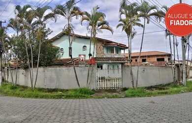 Imagem: A casa possui 4 Dormitórios, 2 Banheiros, 5 Vagas na garagem