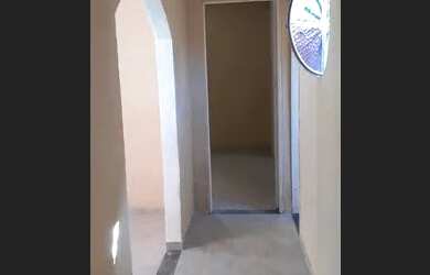 Imagem: A casa possui 3 Dormitórios, 1 Banheiro e está localizado