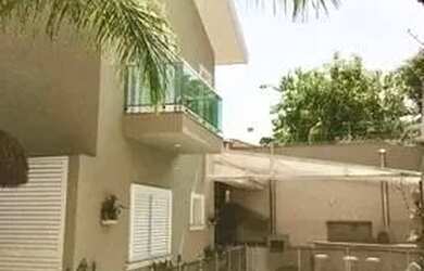 Imagem: A casa possui 4 Dormitórios, 1 Banheiro, 5 Vagas na garagem