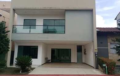 Imagem: A casa em condomínio possui 4 Dormitórios, 3 Banheiros, 2