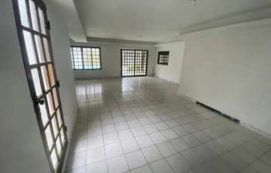 Imagem: A casa possui 3 Dormitórios, 3 Banheiros, 2 Vagas na garagem