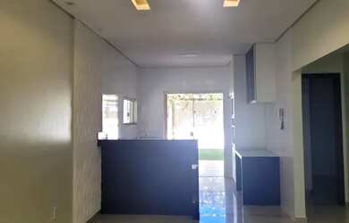 Imagem: A casa possui 5 Dormitórios, 3 Banheiros e 2 Vagas na garagem