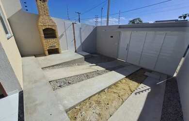 Imagem: A casa possui 3 Dormitórios, 2 Banheiros, 2 Vagas na garagem