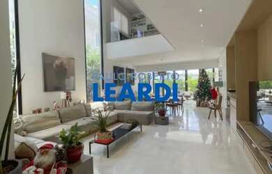 Imagem: A casa em condomínio possui 4 Dormitórios, 5 Banheiros, 4