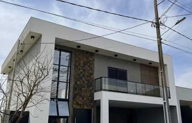 Imagem: A casa possui 4 Dormitórios, 4 Banheiros, 4 Vagas na garagem