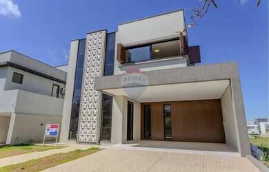 Imagem: A casa possui 3 Dormitórios, 3 Banheiros, 2 Vagas na garagem