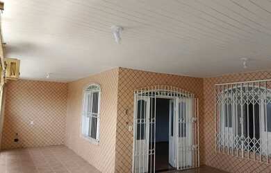 Imagem: A casa possui 3 Dormitórios, 2 Banheiros, 1 Vaga na garagem