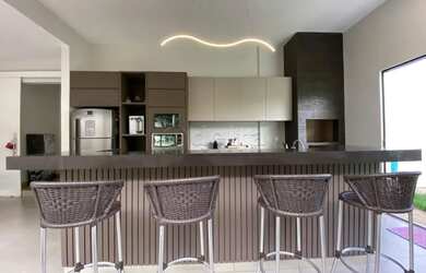 Imagem: A casa possui 3 Dormitórios, 2 Banheiros, 4 Vagas na garagem