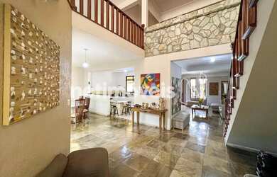 Imagem: A casa possui 4 Dormitórios, 1 Banheiro, 4 Vagas na garagem