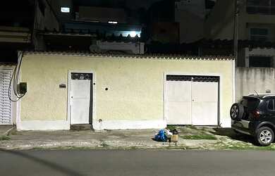 Imagem: A casa possui 3 Dormitórios, 3 Banheiros, 2 Vagas na garagem