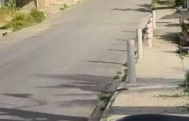 Imagem: A casa possui 2 Dormitórios, 1 Banheiro e 2 Vagas na garagem