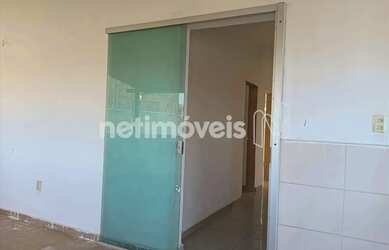 Imagem: A casa possui 3 Dormitórios, 1 Banheiro, 2 Vagas na garagem