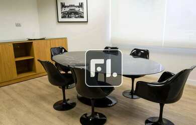 Imagem: O depósito possui 5 Vagas na garagem, 390m² de Área e está