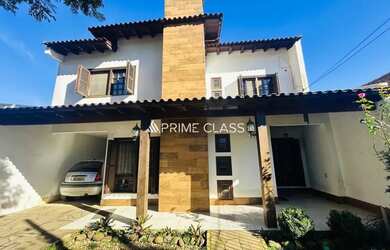 Imagem: A casa possui 4 Dormitórios, 5 Banheiros, 2 Vagas na garagem