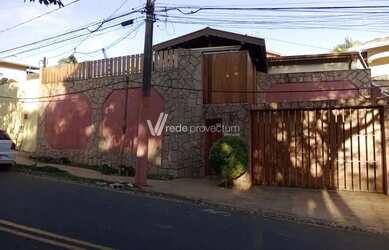Imagem: A casa possui 4 Dormitórios, 5 Banheiros, 4 Vagas na garagem