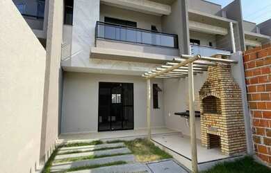 Imagem: A casa possui 3 Dormitórios, 1 Banheiro, 2 Vagas na garagem