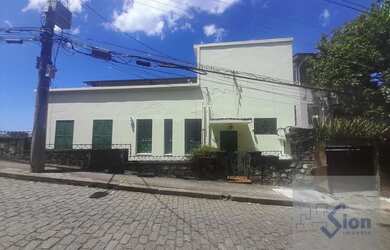 Imagem: A casa possui 5 Dormitórios, 4 Banheiros, 397m² de Área e