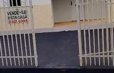 Imagem: A casa possui 2 Dormitórios, 1 Banheiro, 1 Vaga na garagem