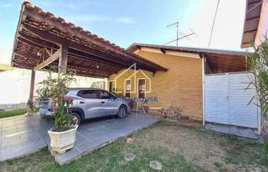 Imagem: A casa possui 3 Dormitórios, 2 Banheiros, 5 Vagas na garagem