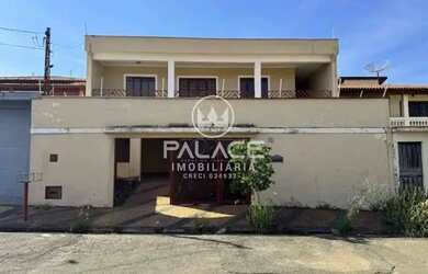 Imagem: A casa possui 3 Dormitórios, 1 Banheiro, 4 Vagas na garagem