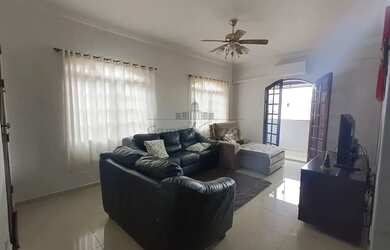 Imagem: A casa possui 3 Dormitórios, 2 Banheiros, 4 Vagas na garagem