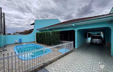 Imagem: A casa possui 4 Dormitórios, 3 Banheiros, 3 Vagas na garagem