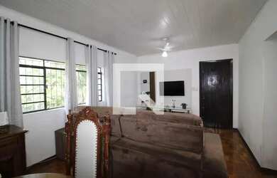 Imagem: A casa possui 3 Dormitórios, 1 Banheiro, 5 Vagas na garagem