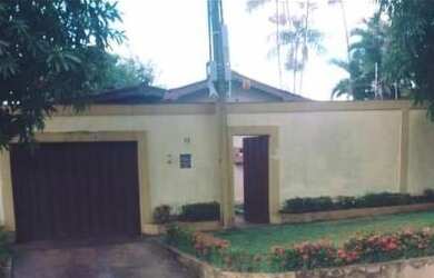 Imagem: A casa possui 3 Dormitórios, 2 Banheiros, 4 Vagas na garagem