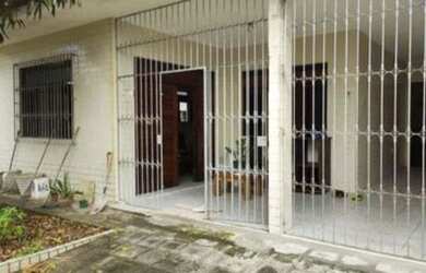 Imagem: A casa possui 2 Dormitórios, 2 Banheiros, 2 Vagas na garagem