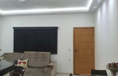 Imagem: A casa possui 3 Dormitórios, 3 Banheiros, 2 Vagas na garagem