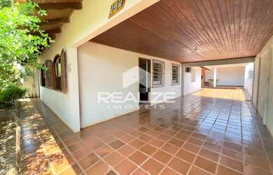 Imagem: A casa possui 3 Dormitórios, 3 Banheiros, 4 Vagas na garagem